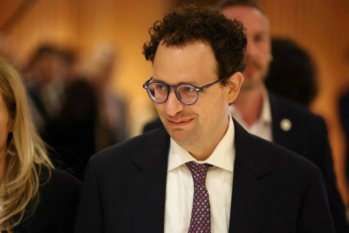 Logo Anthropic sur écran d’ordinateur, avec le Pentagone en arrière-plan flou et un panneau « accès refusé »