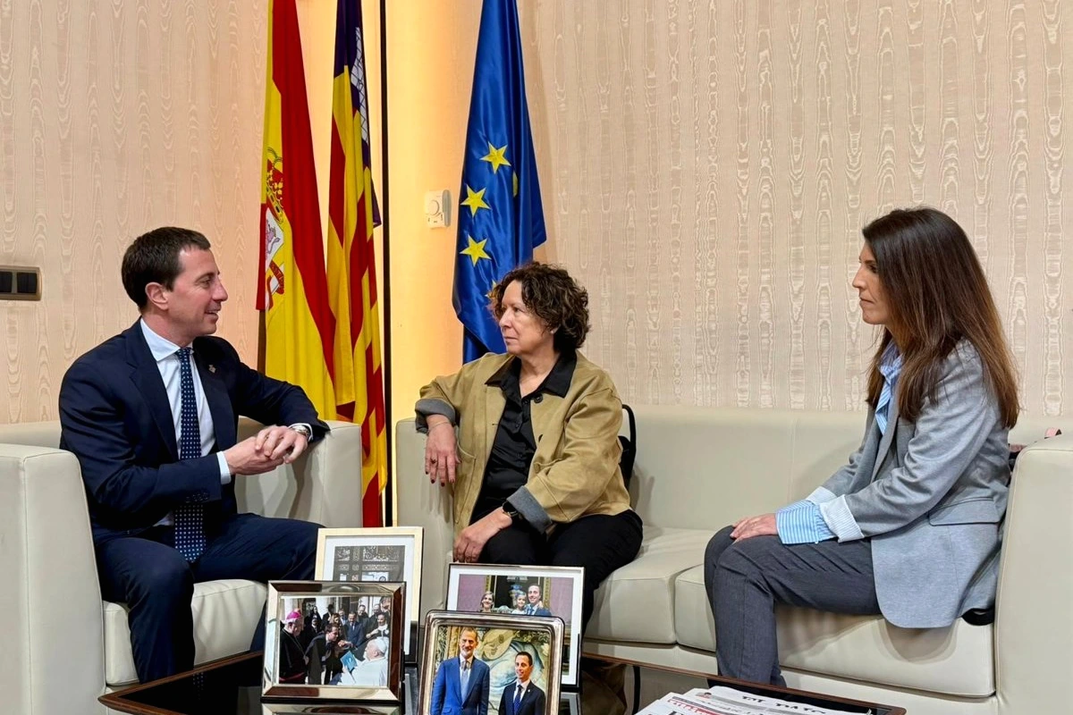 Logo Teror sur fond blanc, à côté d’un ruban multicolore symbolisant le Jour des maladies rares