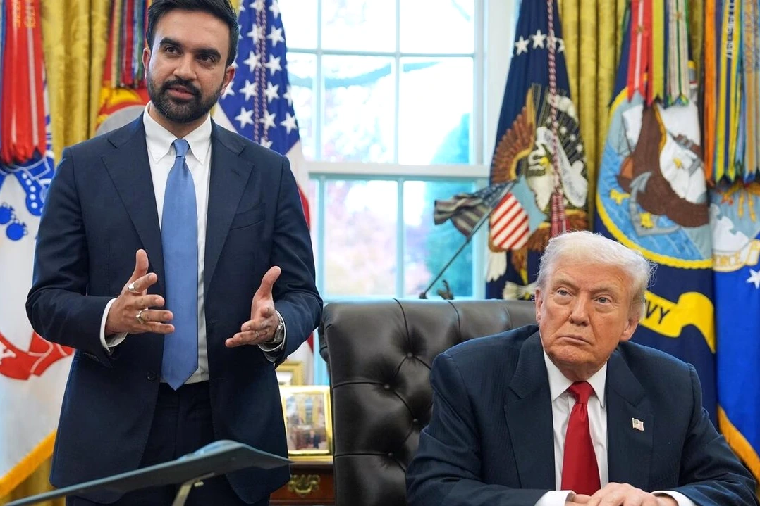 Mamdani et Trump debout à Washington, échangeant devant des micros, avec le Capitole en arrière-plan