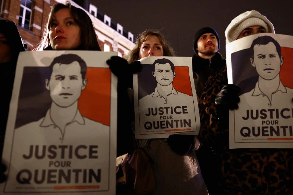 Portrait de Quentin Deranque en gros plan, sur fond neutre, utilisé pour illustrer l’article sur sa mort.