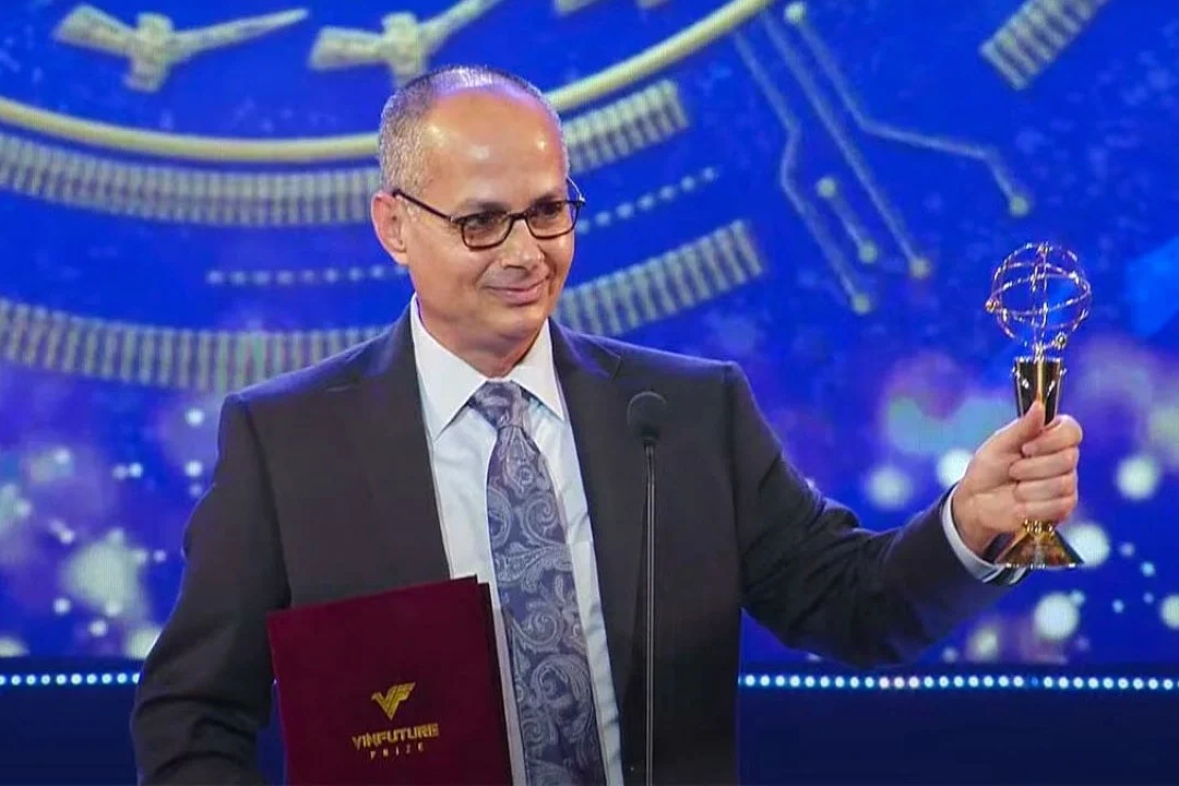 Portrait d’Omar Yaghi en laboratoire, devant des étagères de flacons et d’instruments scientifiques.