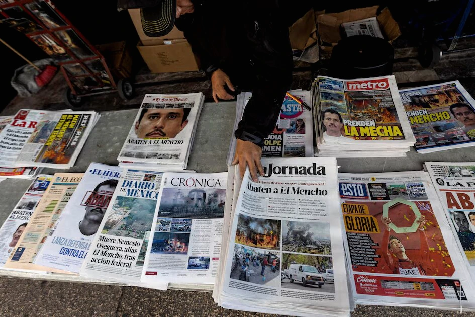 Soldats mexicains armés patrouillant une rue, véhicules militaires au fond, lutte contre les cartels