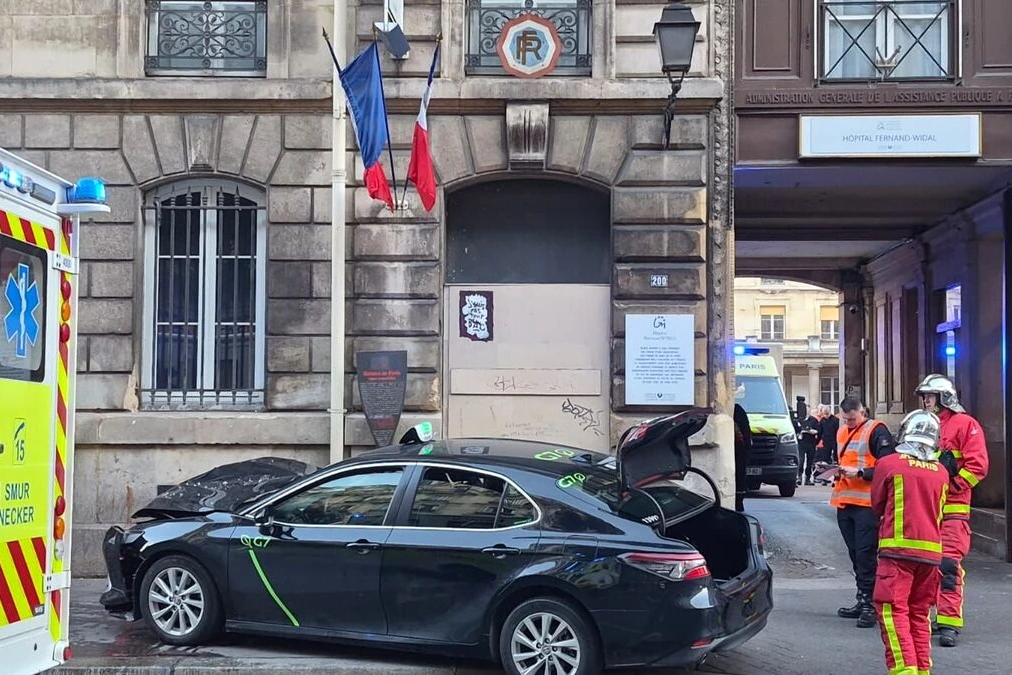 Taxi accidenté à Paris près d’un abribus renversé, ruban de police et secours sur place