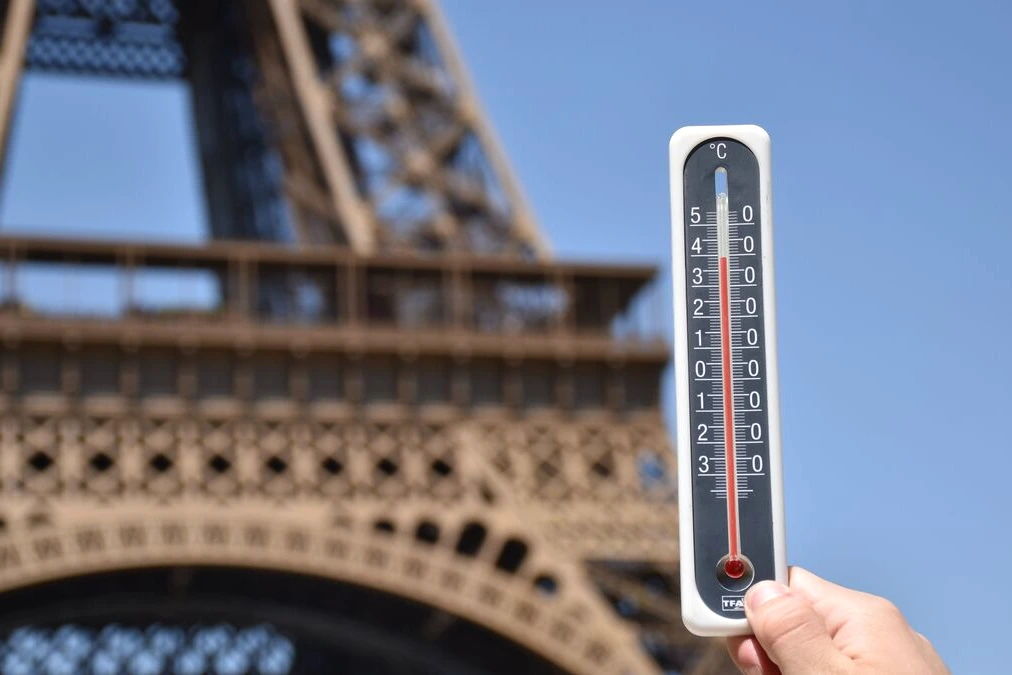 Thermomètre affichant 23 °C dans le Sud-Ouest, ciel bleu et passants en tenue légère sur une place