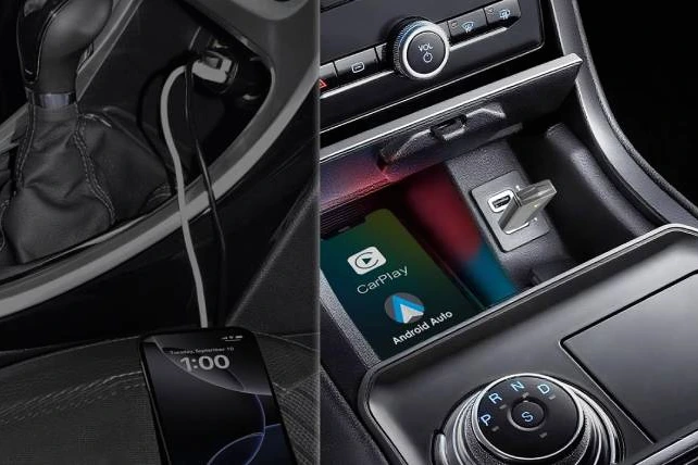 Adaptateur sans fil CarPlay et Android Auto branché sur un port USB, avec smartphone affichant l’interface voiture
