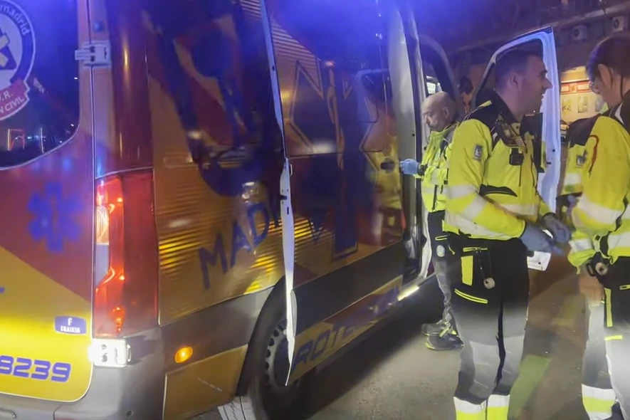 Adolescent de 14 ans blessé à l’arme blanche à Chamartín, secouristes et police près d’une rue bouclée