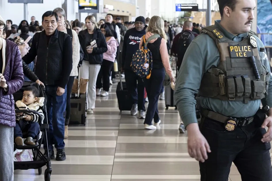 Agents de l’ICE vérifiant des pièces d’identité à une file de sécurité, personnes attendant derrière des barrières