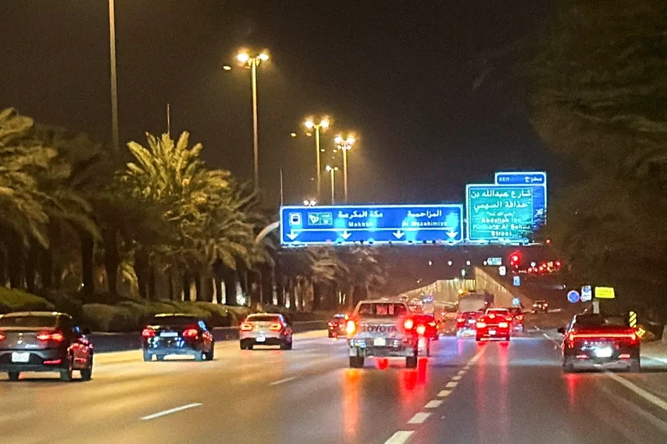 Ambassade américaine à Riyad en flammes, fumée noire et véhicules de secours après une attaque de drones