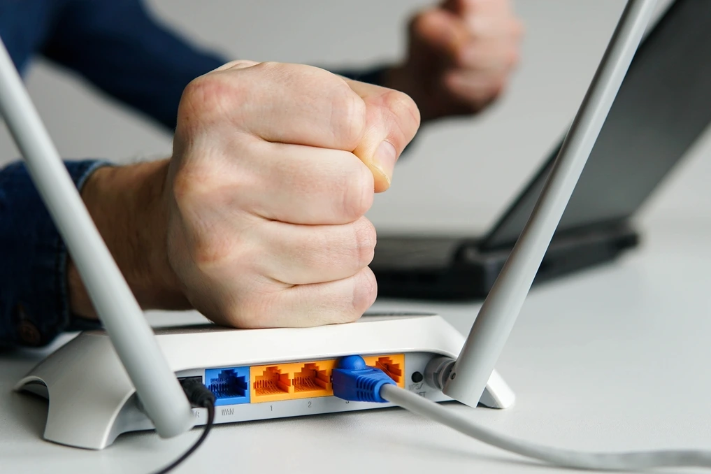 Ancien smartphone Android posé près d’un routeur Wi‑Fi, écran affichant une appli de répéteur Wi‑Fi