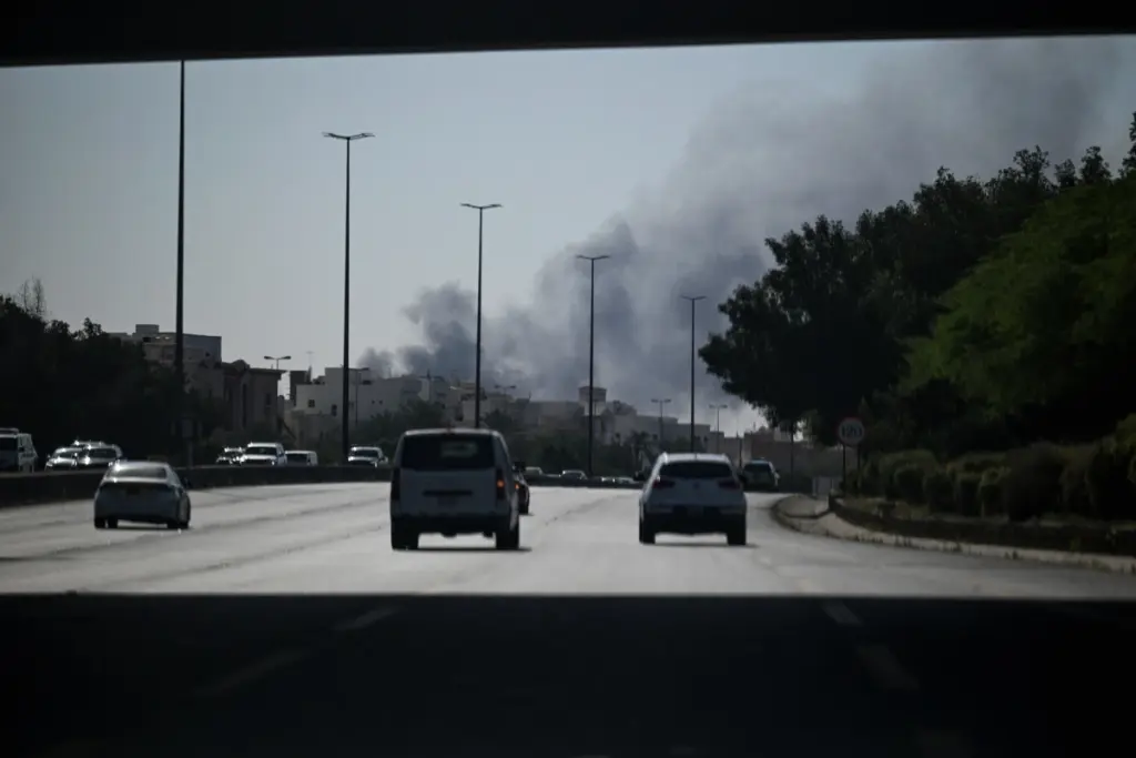 Avion militaire américain accidenté au Koweït, secouristes près de l’épave sur une piste d’atterrissage