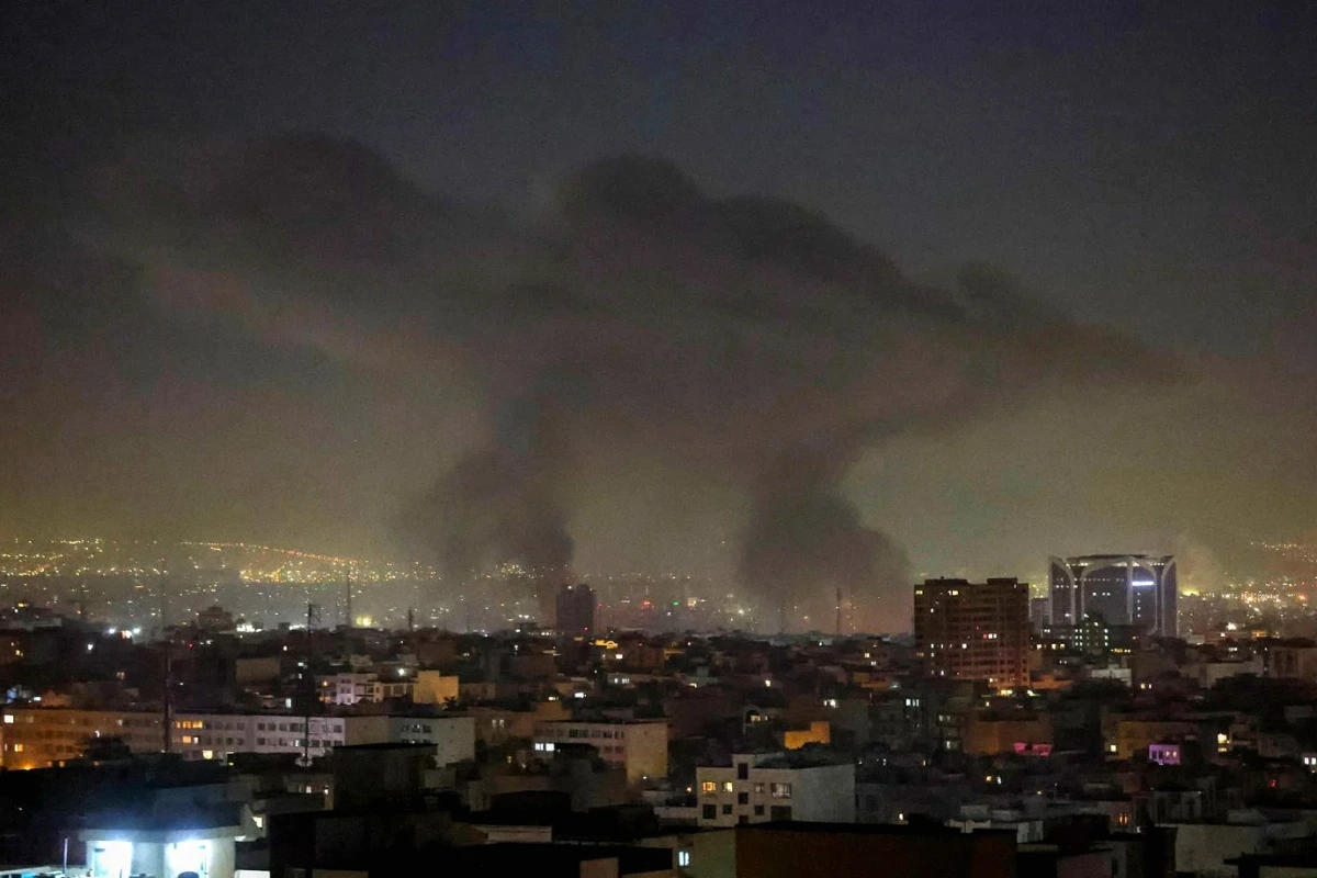 Avions de chasse israéliens et américains en formation dans le ciel au-dessus du Moyen-Orient