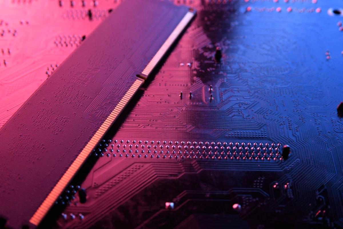 Barrettes de RAM sur une carte mère, avec logo d’une entreprise japonaise en arrière-plan