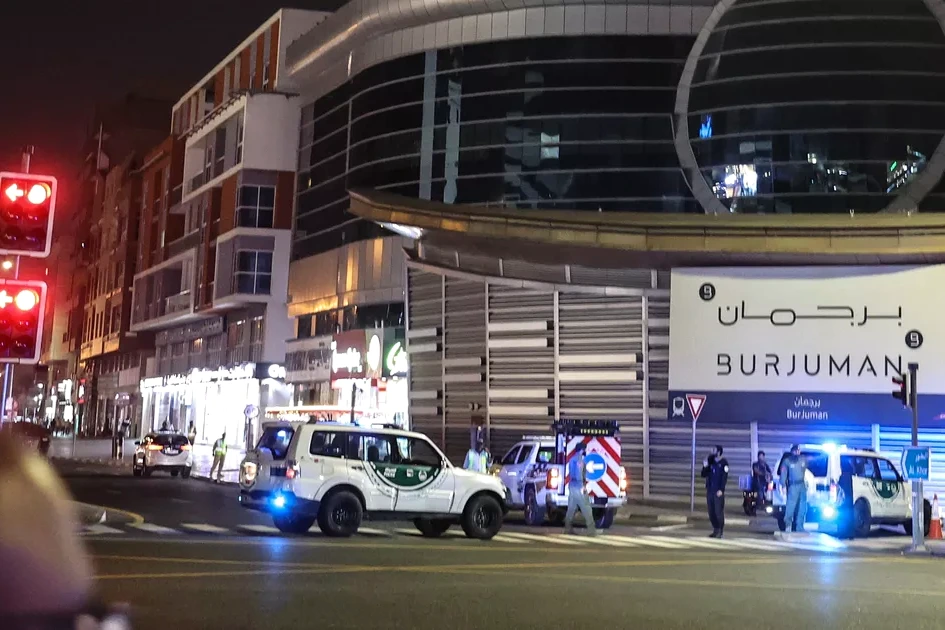 Bâtiment incendié à Dubaï près du consulat américain, fumée noire et pompiers arrosant les flammes