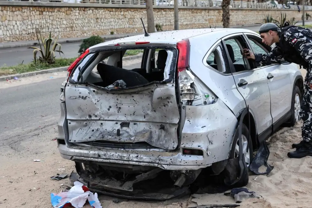 Bâtiments endommagés à Beyrouth après une frappe israélienne, fumée noire et secouristes sur place