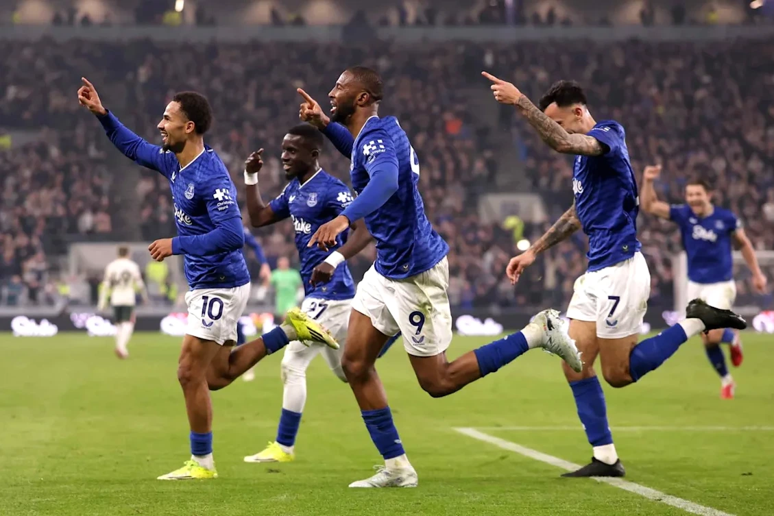 Beto célèbre un but avec Everton, bras levés, tandis que des joueurs de Chelsea se replient sur la pelouse