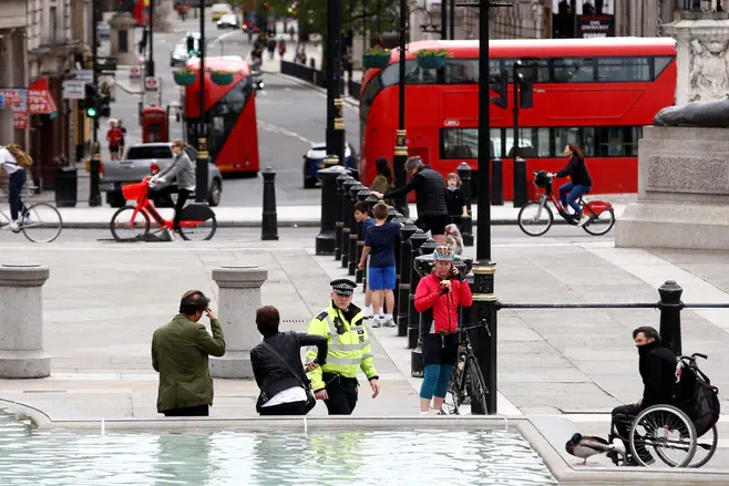Bobby Vylan sur scène, micro en main, devant une foule et des lumières de concert.