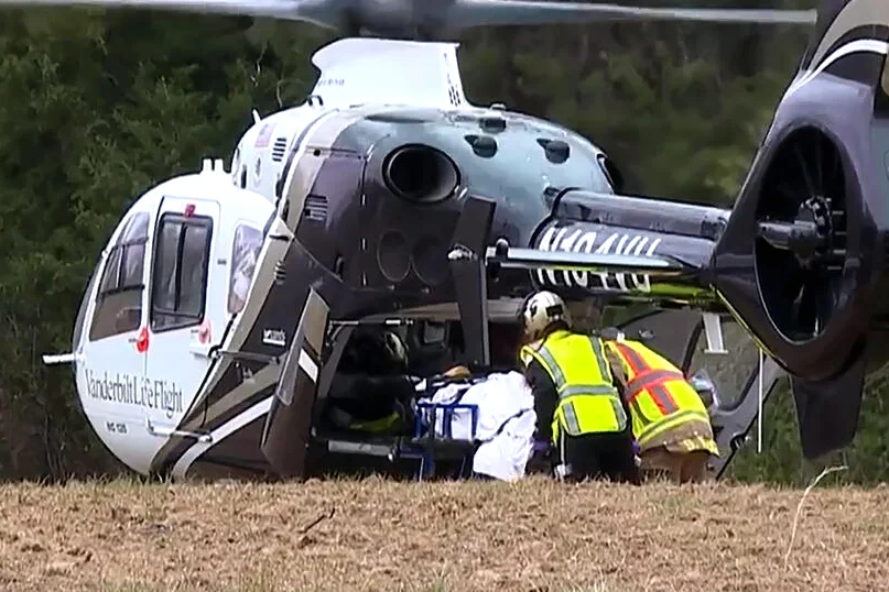 Bus scolaire accidenté au Tennessee, entouré de véhicules d’urgence, après la mort de 2 étudiants et 7 blessés