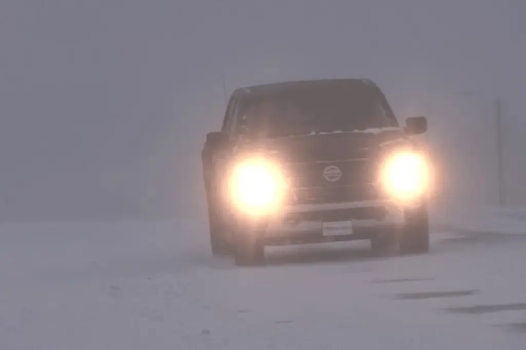 Camion de WisDOT et panneaux d’avertissement sur une route enneigée du nord-ouest du Wisconsin