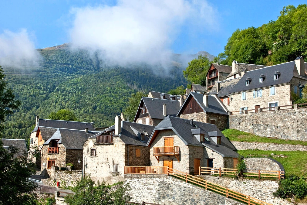 Carte de France avec repères de villes et maisons, illustrant où acheter une résidence secondaire à moins de 200 000 €