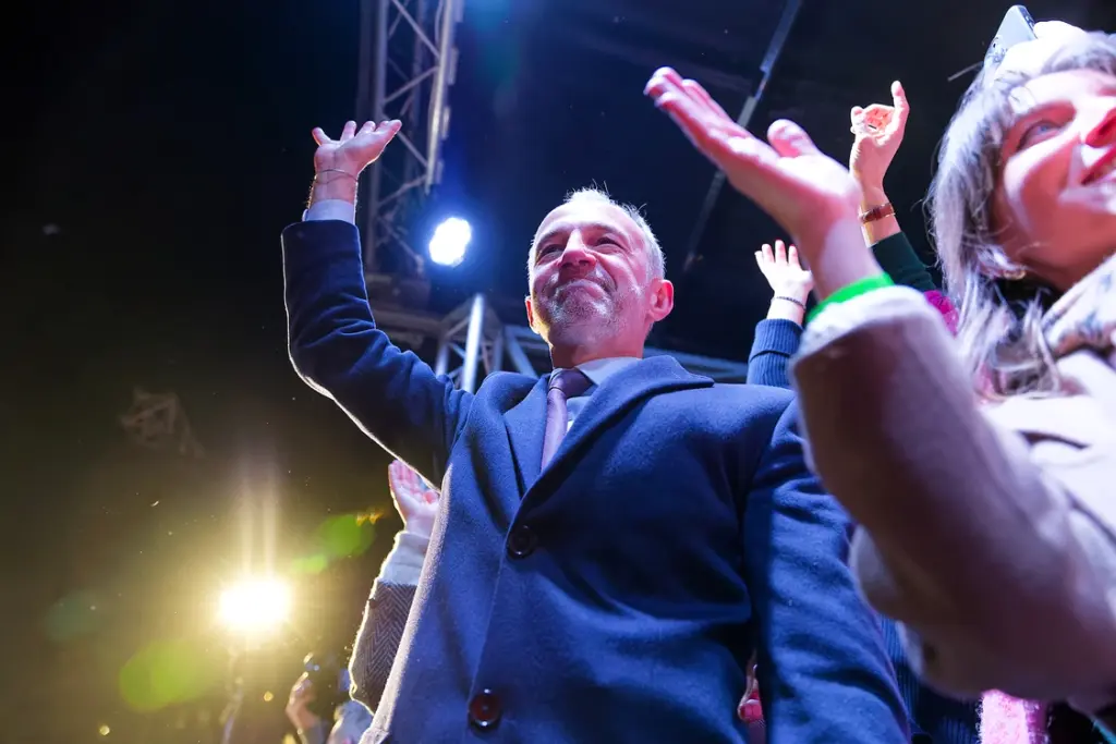 Carte de Paris montrant les résultats des Municipales 2026 par arrondissement, avec couleurs et légende