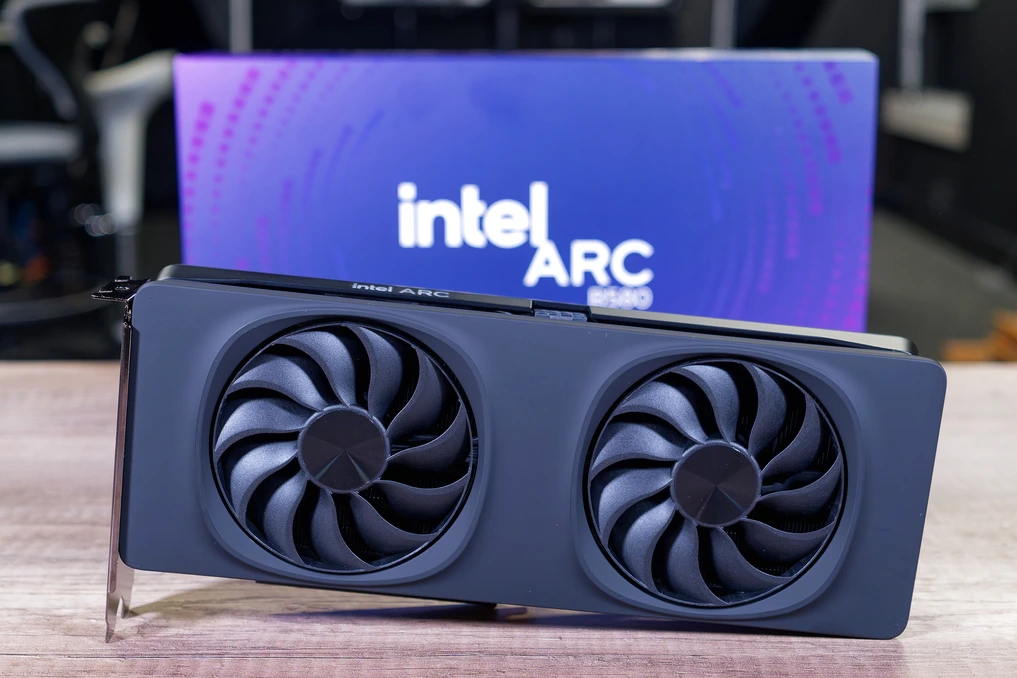 Carte graphique Intel Arc en gros plan sur une carte mère, avec ventilateurs et éclairage RGB