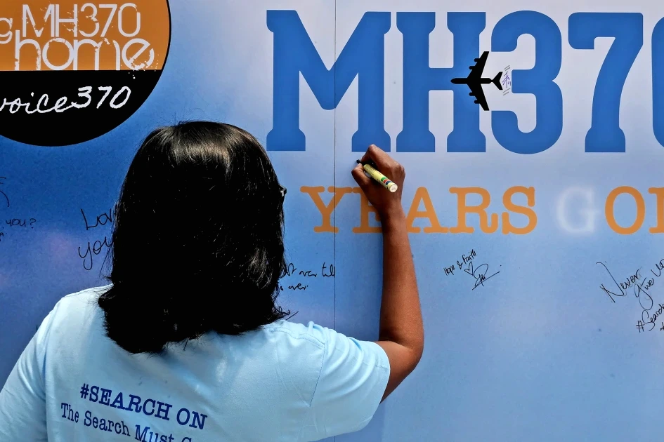 Carte maritime avec zone de recherche du vol MH370 surlignée et icônes de navires et d’avions