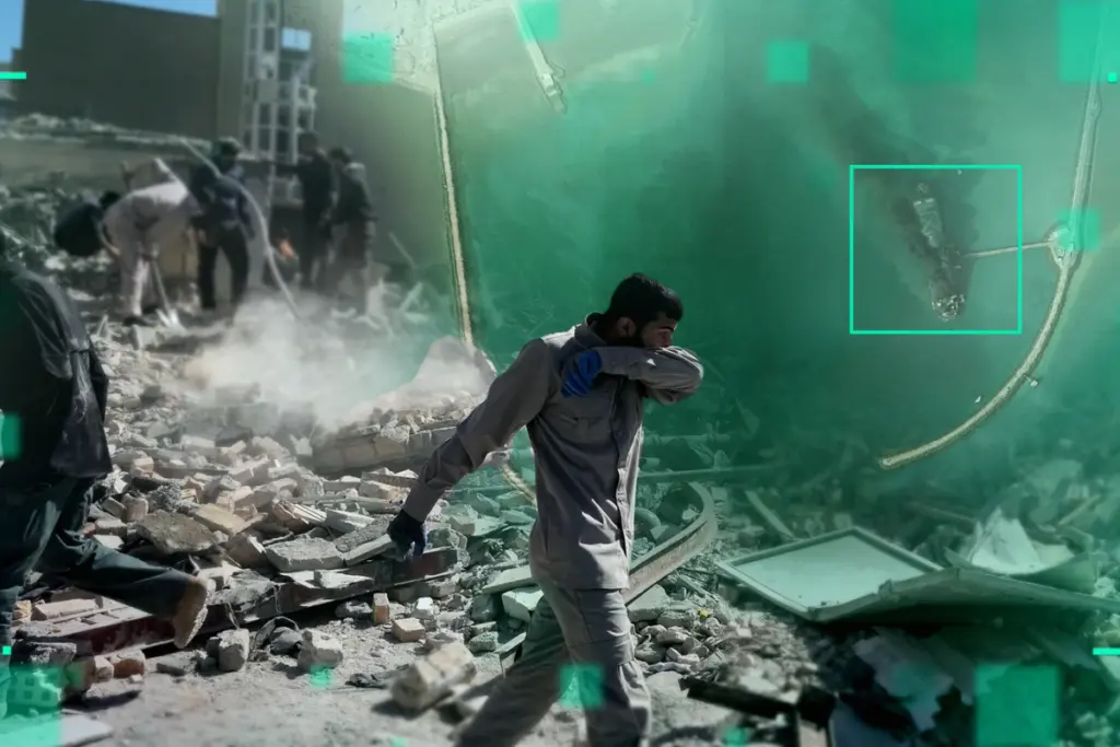 Carte militaire de l’Iran avec cibles touchées en rouge et icônes d’avions, missiles et drones engagés