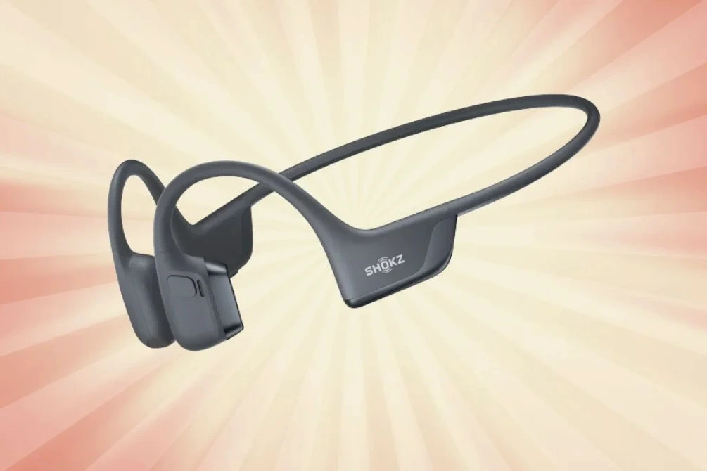 Casque Shokz OpenRun Pro 2 sur fond clair, posé de profil, avec arceau tour de nuque et commandes visibles