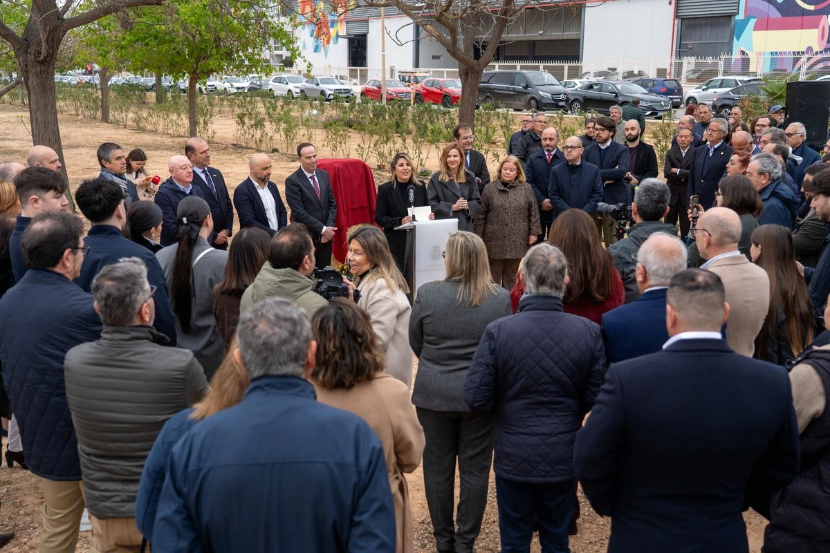 Cérémonie à Cartagena rendant hommage à Javier Gómez-Vizcaíno et José Ángel Díaz, avec officiels sur scène