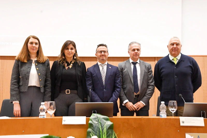 Cérémonie à la Faculté de santé de Ceuta, étudiants et professeurs posant avec diplômes et trophées