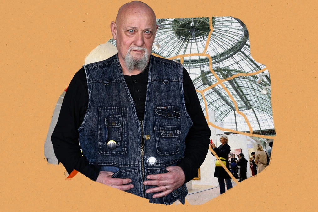 CharlElie Couture à Paris, debout dans une rue en travaux, regardant les barrières et engins de chantier