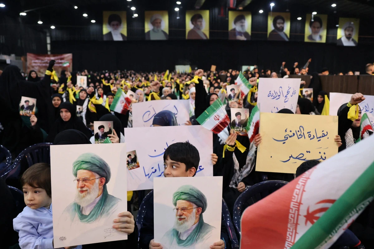 Combattants du Hezbollah en uniforme, armes en main, lors d’un exercice militaire sous drapeaux au Liban