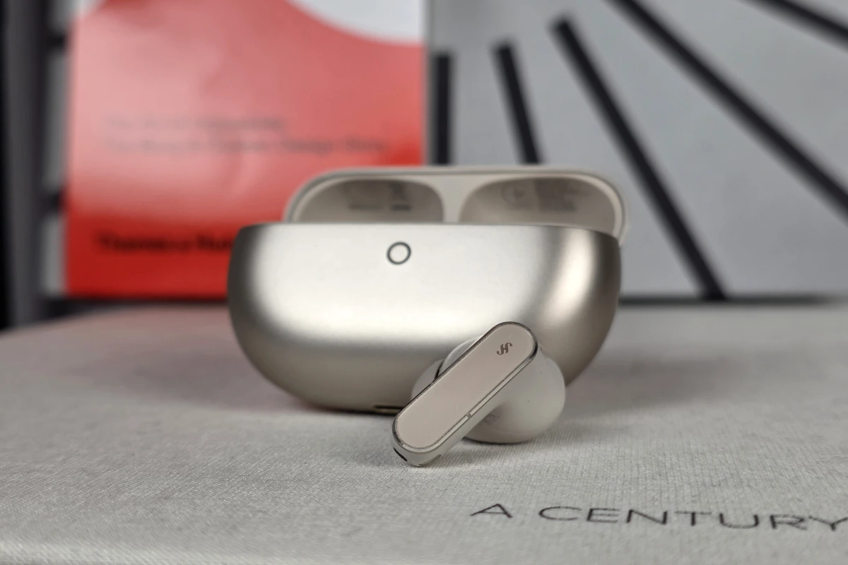 Comparatif Galaxy Buds4 Pro et FreeBuds Pro 5 posés côte à côte, avec leurs boîtiers ouverts.