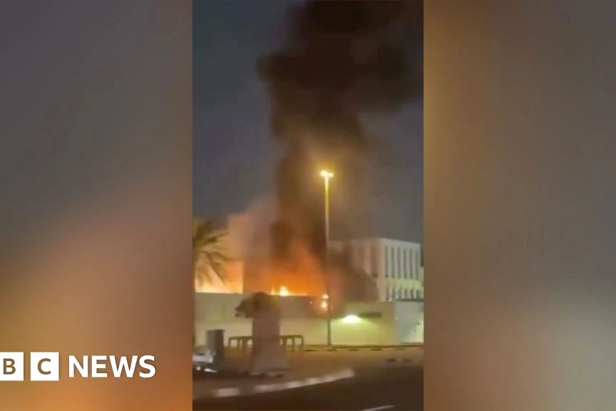 Consulat des États-Unis à Dubaï en feu, fumée noire et flammes s’élevant après une explosion