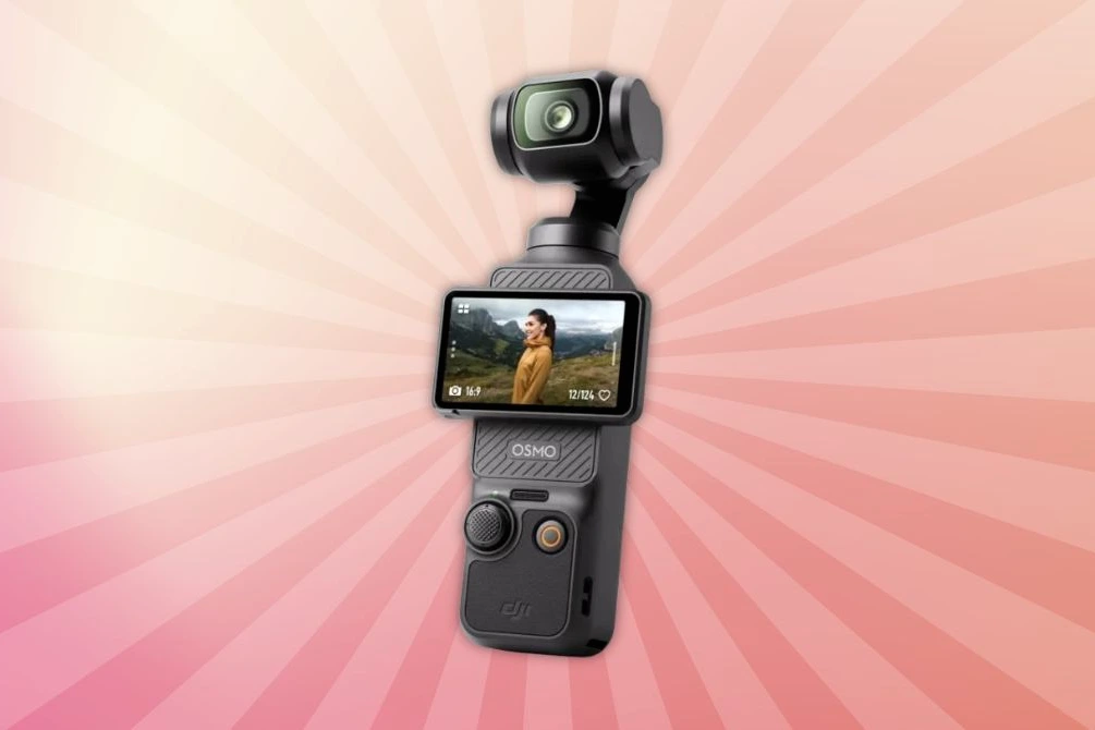 DJI Osmo Pocket 3 posée sur une table, écran allumé et objectif visible, avec étiquette de prix en promo
