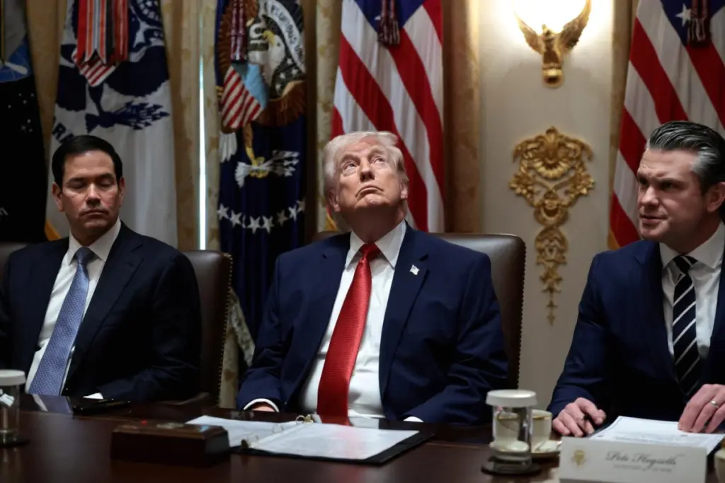 Donald Trump au pupitre, drapeaux américain et israélien en arrière-plan, lors d’une conférence de presse