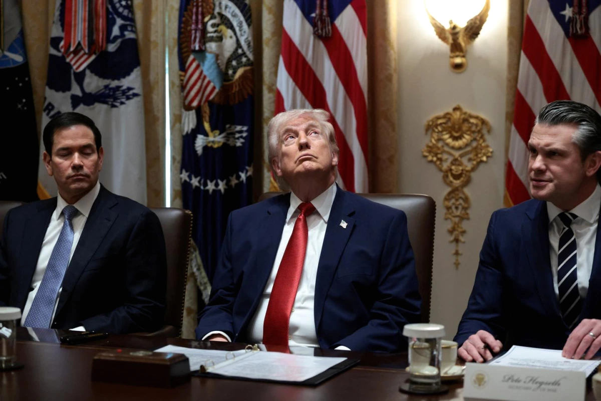 Donald Trump au pupitre, drapeaux américain et israélien en arrière-plan, lors d’une conférence de presse