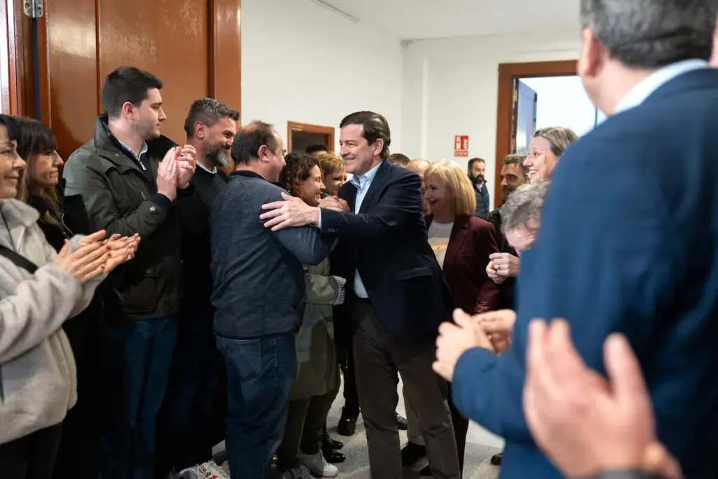 Drapeau de Castilla y León flottant devant un bâtiment officiel, sous un ciel clair.