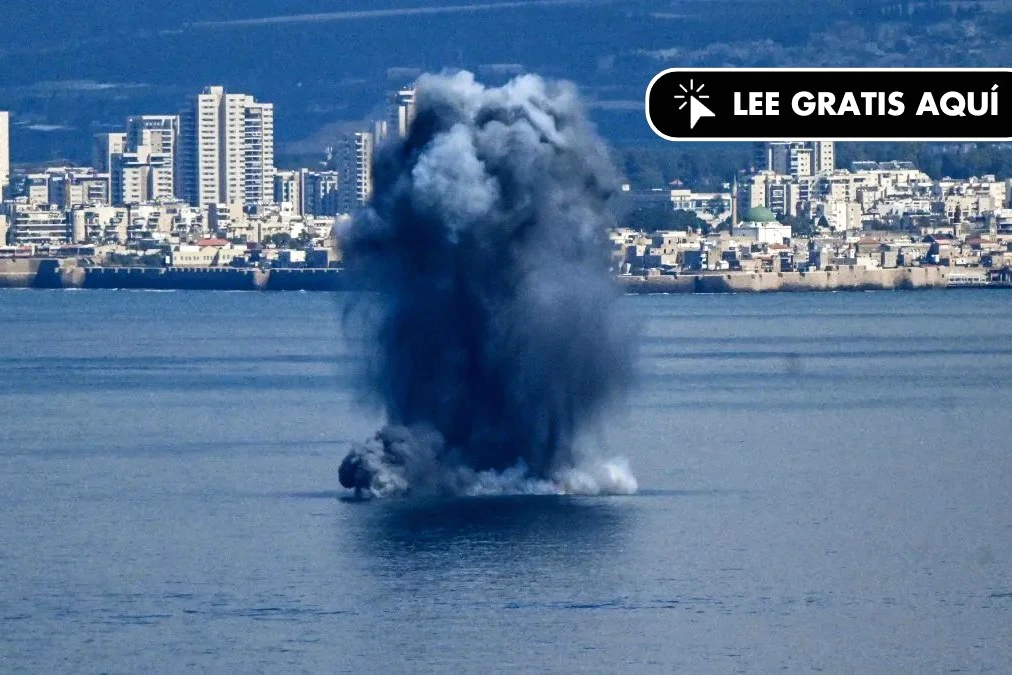 Drapeau iranien flottant devant un bâtiment, avec drapeaux des États-Unis et d’Israël en arrière-plan