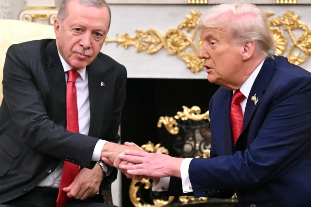 Drapeau iranien flottant devant un bâtiment officiel, avec le drapeau israélien visible en arrière-plan