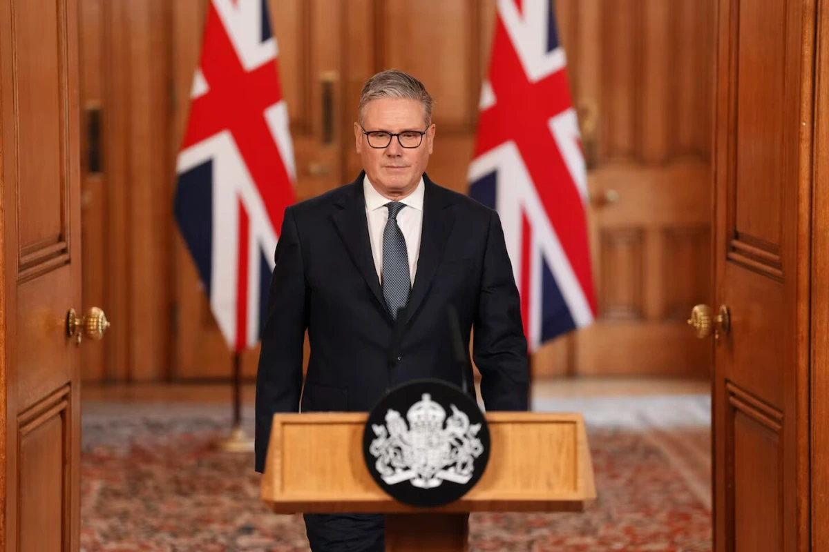 Drapeaux américain, israélien et iranien devant un bâtiment officiel, sous un ciel sombre et nuageux