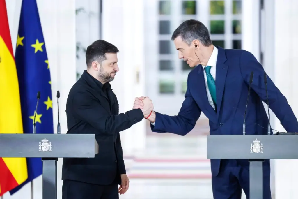 Drapeaux de l’Ukraine et de l’UE devant un bâtiment officiel, illustrant l’aide du gouvernement à l’Ukraine