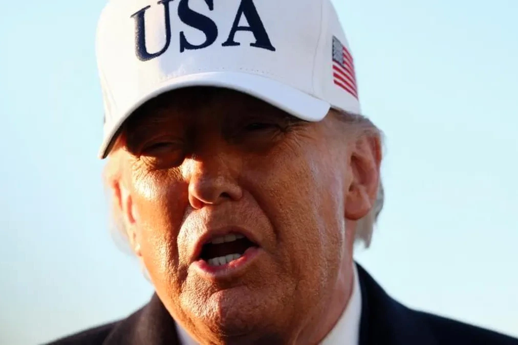 Drapeaux du Royaume-Uni et de l’Allemagne devant une carte de l’Iran, avec Trump en arrière-plan