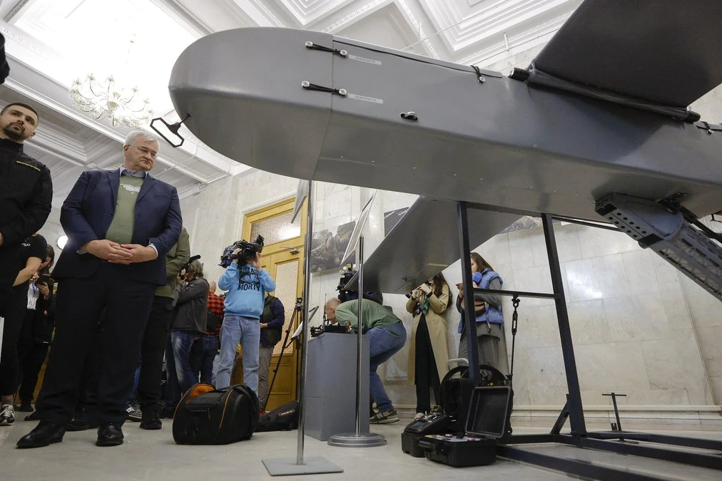 Drone ATOM ukrainien en vol, silhouette sombre sur ciel clair, avec antennes et capteurs visibles