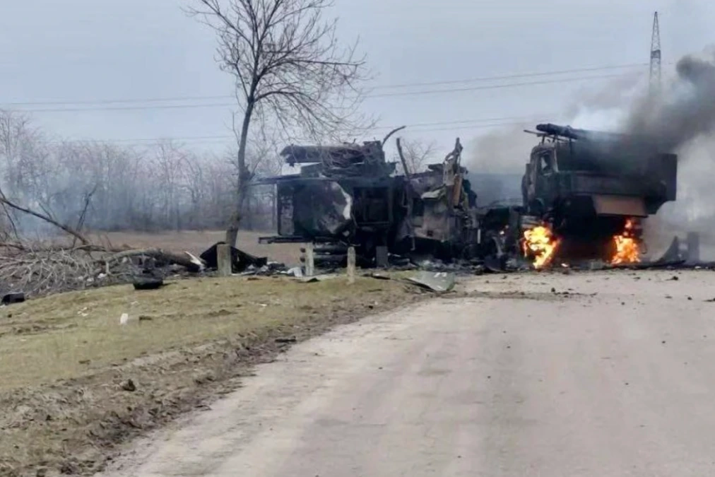 Drone FP-2 en vol au-dessus d’un terrain, avec un système Pantsir-S1 russe endommagé en contrebas