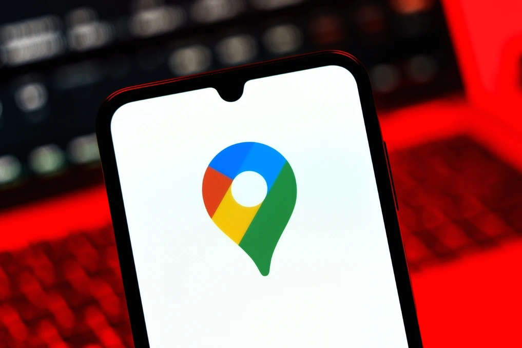 Écran de smartphone affichant Google Maps avec une carte urbaine, itinéraire en surbrillance et icônes de navigation.