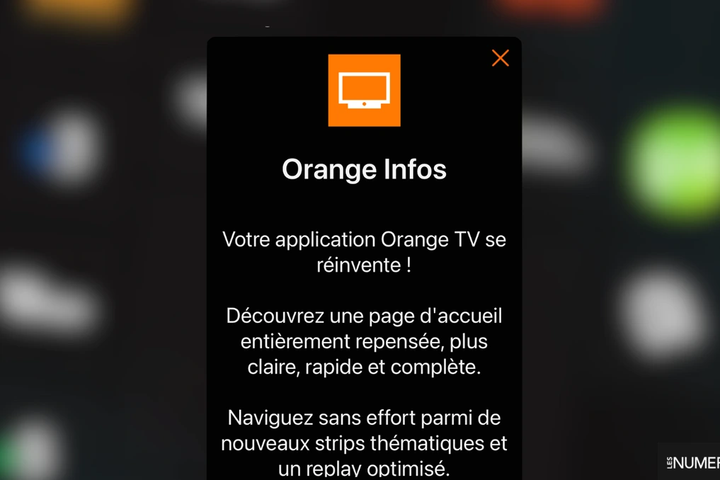 Écran Orange TV affichant la nouvelle interface sur un téléviseur, avec Livebox et logo Sosh en arrière-plan