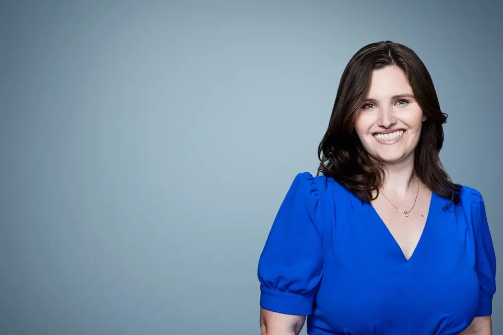 Épave d’un avion ravitailleur crashé en Irak, débris au sol et fumée près du site de l’accident