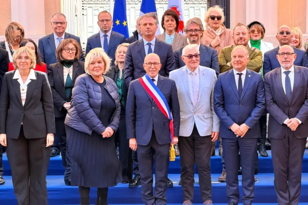 Éric Ciotti entouré des 26 adjoints au maire de Nice, posant en groupe devant l’hôtel de ville.
