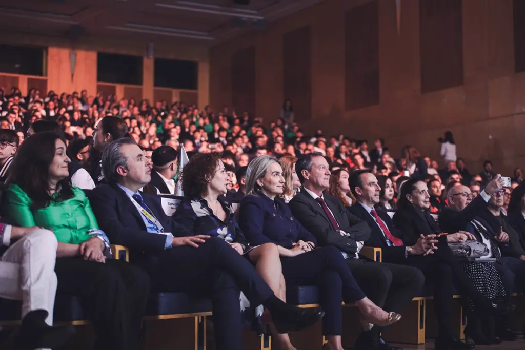 Esther Monterrubio sur scène, micro en main, devant le logo SpainSkills 2026 lors de la clôture